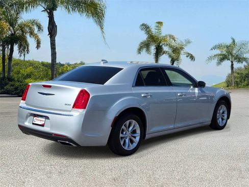 Used 2023 Chrysler 300 Touring RWD image 4