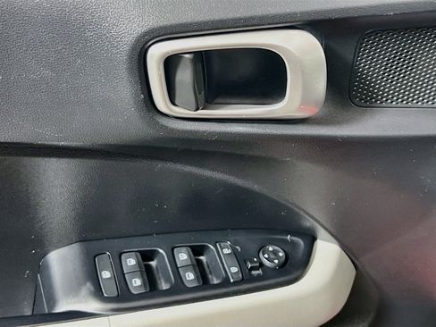 Used 2025 Hyundai Venue SEL FWD image 16