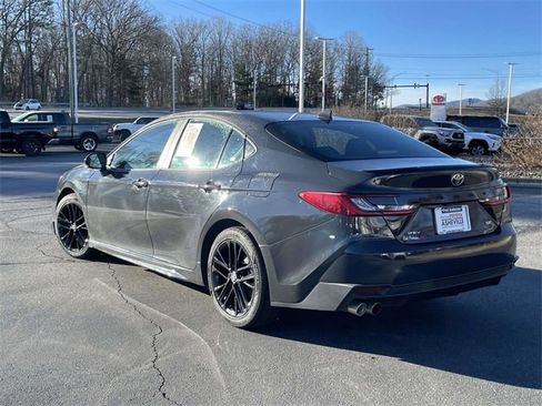 Used 2025 Toyota Camry SE image 3
