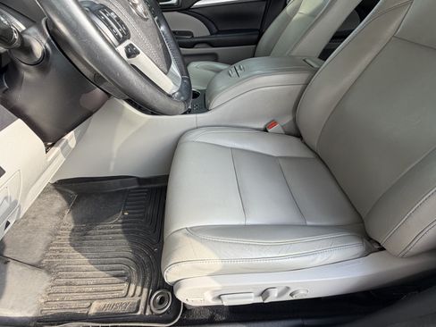 Used 2018 Toyota Highlander XLE FWD image 17