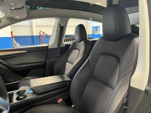 Used 2024 Tesla Model Y Long Range AWD/4WD image 23
