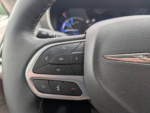 Used 2024 Chrysler Pacifica Limited FWD image 19