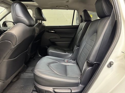 Used 2020 Toyota Highlander XLE image 15