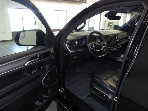 Used 2025 Jeep Wagoneer 4WD image 8