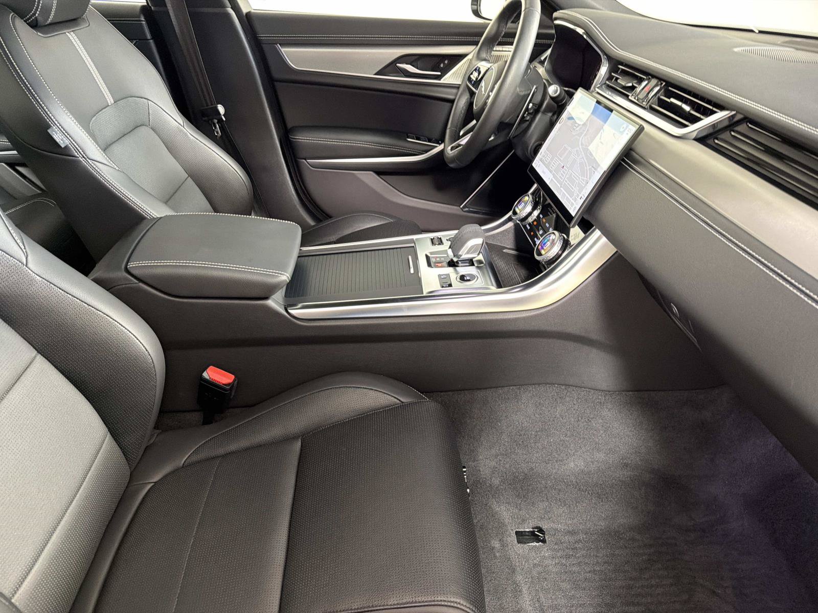Certified 2024 Jaguar XF R-Dynamic SE AWD/4WD image 10