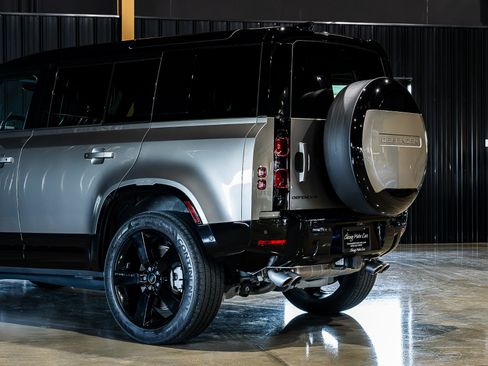 Used 2025 Land Rover Defender 110 X-Dynamic SE AWD/4WD image 13