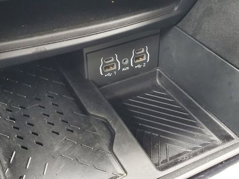 Used 2025 Chrysler Pacifica Limited image 36