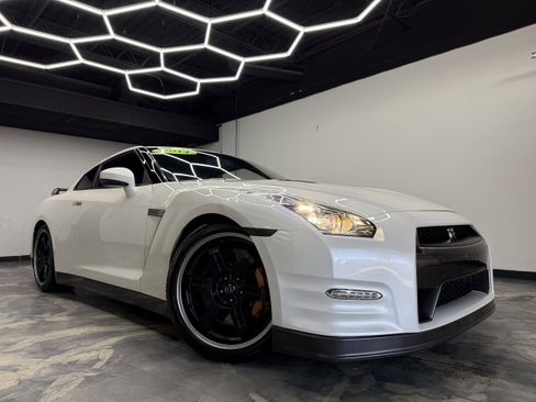 Used 2014 Nissan GT-R Black Edition image 9