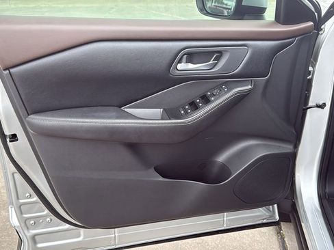 Used 2022 Nissan Rogue SV FWD image 12
