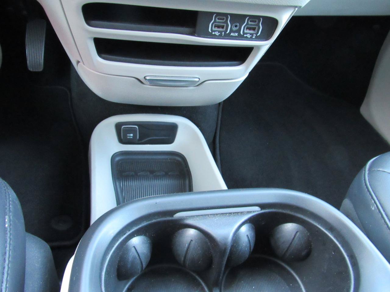 Used 2024 Chrysler Pacifica Touring-L FWD image 28