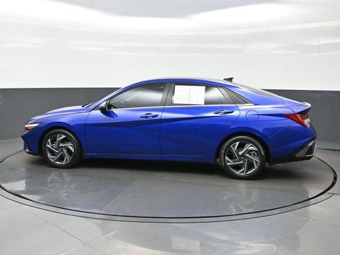 Certified 2025 Hyundai Elantra Limited FWD image 3