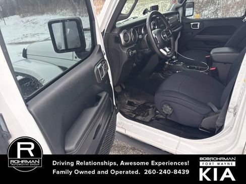 Used 2018 Jeep Wrangler Unlimited Sahara image 12