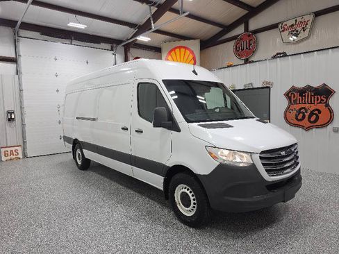 Used 2020 Freightliner Sprinter 2500 RWD image 3