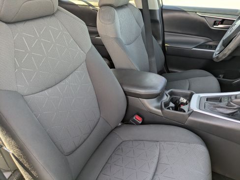 Used 2021 Toyota RAV4 XLE w/ Convenience Package FWD image 10