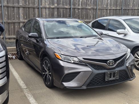 Used 2019 Toyota Camry SE w/ Audio Package FWD image 3