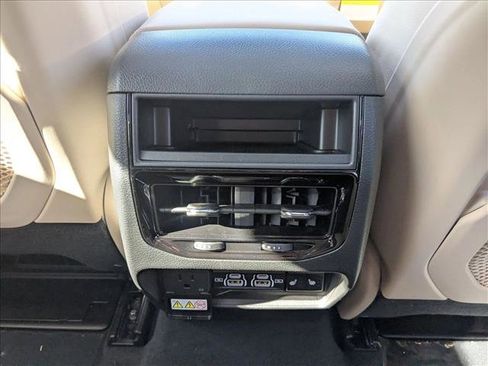 New 2025 Jeep Grand Cherokee Limited w/ Black Appearance Package image 18