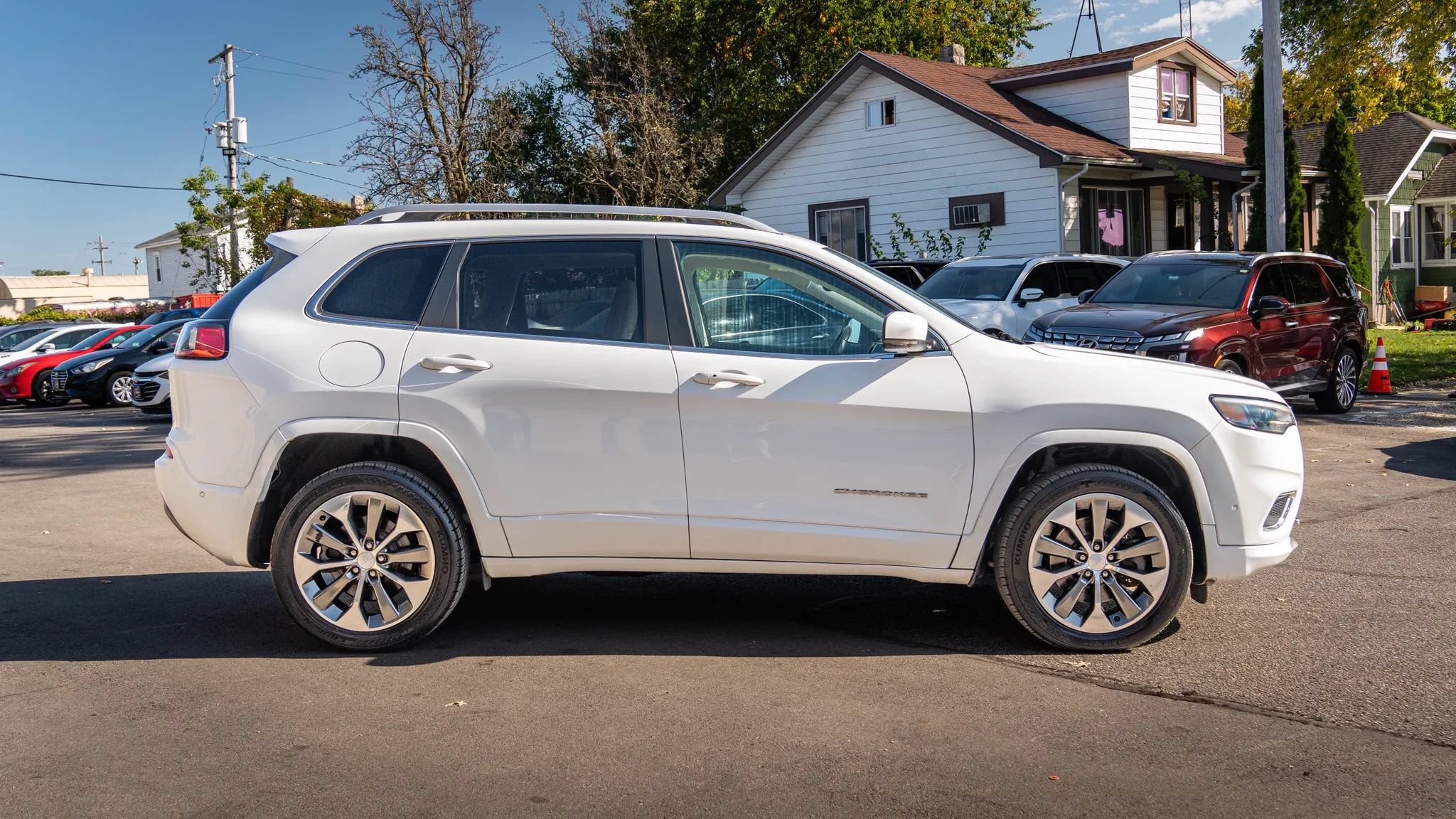 Used 2019 Jeep Cherokee Overland w/ Technology Group AWD/4WD image 5