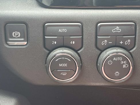Used 2025 Chevrolet Silverado 1500 LT AWD/4WD image 31