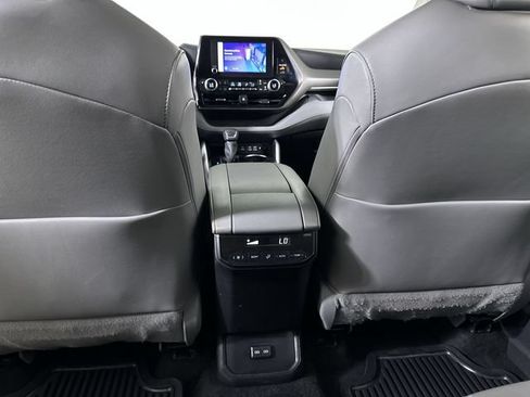 Used 2023 Toyota Highlander XLE AWD/4WD image 22