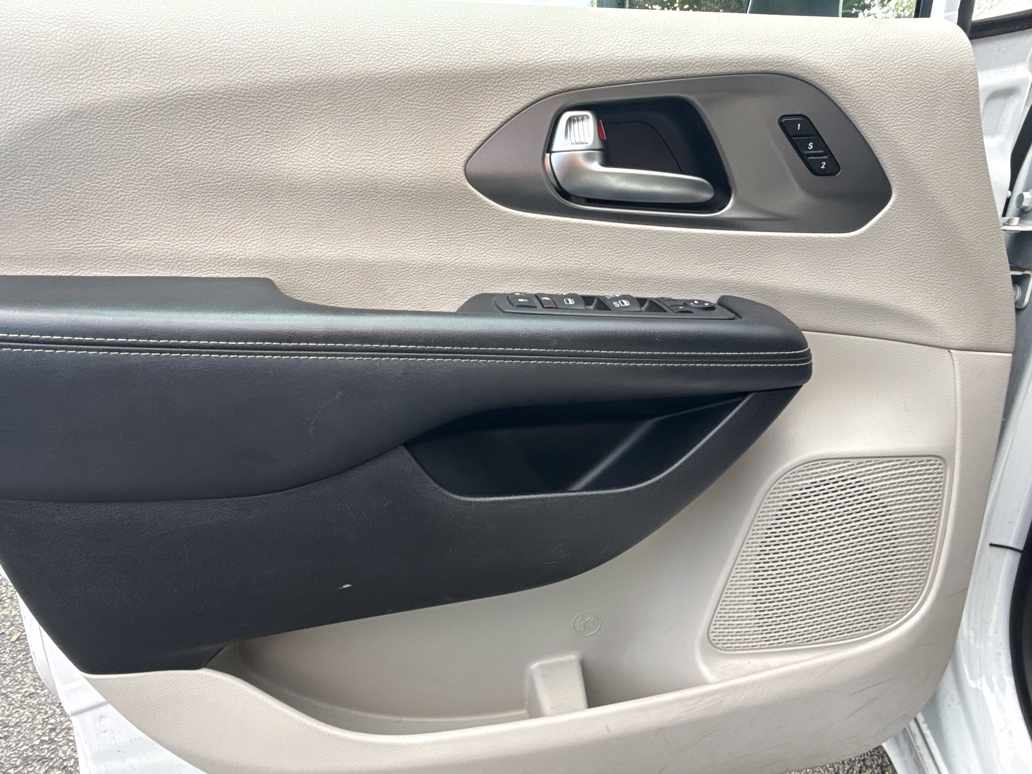 Used 2023 Chrysler Pacifica Touring-L FWD image 11