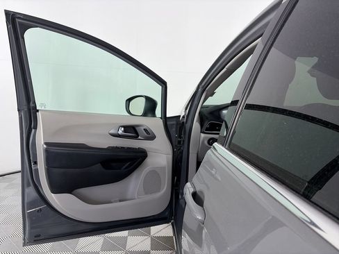 Used 2023 Chrysler Pacifica Touring-L FWD image 10