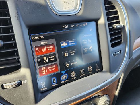 Used 2016 Chrysler 300 C Platinum image 4