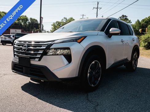 Used 2024 Nissan Rogue SV FWD image 3