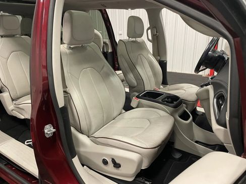 Used 2019 Chrysler Pacifica Limited w/ Tire & Wheel Group image 46