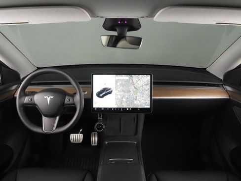 Used 2024 Tesla Model Y Performance image 3