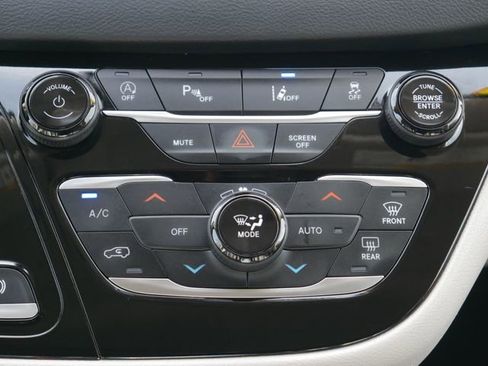 Used 2023 Chrysler Pacifica Touring-L image 23