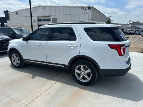 Used 2018 Ford Explorer XLT w/ Equipment Group 202A FWD image 14
