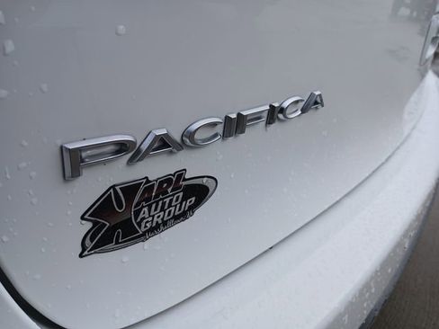 Used 2025 Chrysler Pacifica Pinnacle FWD image 40