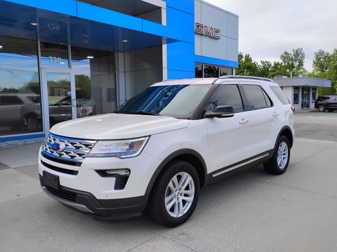 Used 2018 Ford Explorer XLT w/ Equipment Group 202A AWD/4WD image 30
