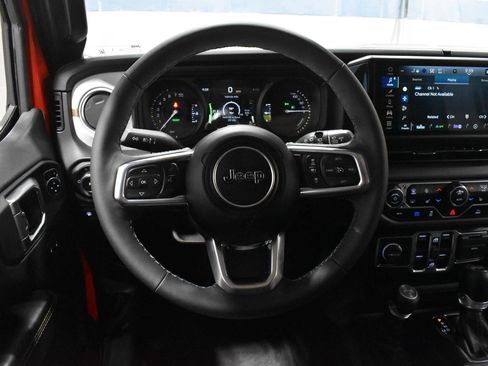 Used 2025 Jeep Wrangler Sahara image 7