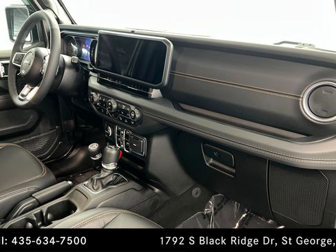 Used 2025 Jeep Wrangler Sahara image 24