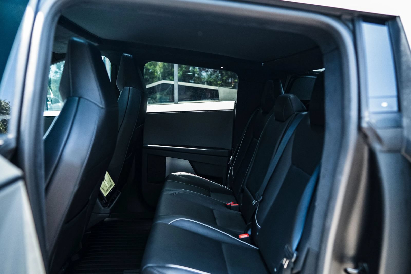 Used 2024 Tesla Cybertruck AWD Crew Cab image 27