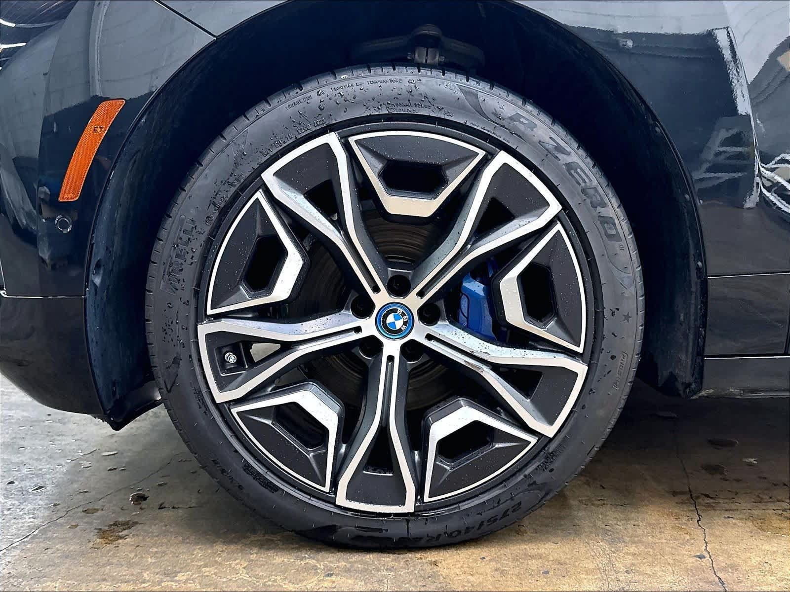 Used 2025 BMW iX xDrive50 w/ Premium Package AWD/4WD image 12