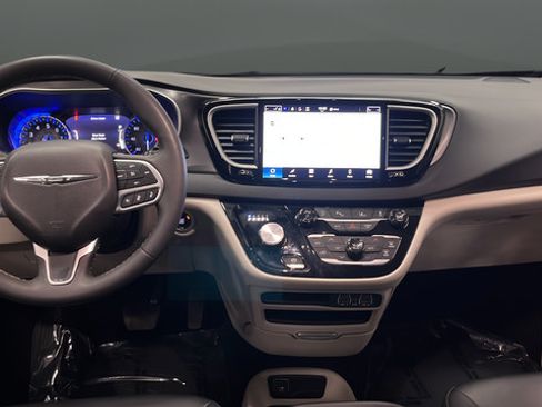 Used 2024 Chrysler Pacifica Touring-L FWD image 11