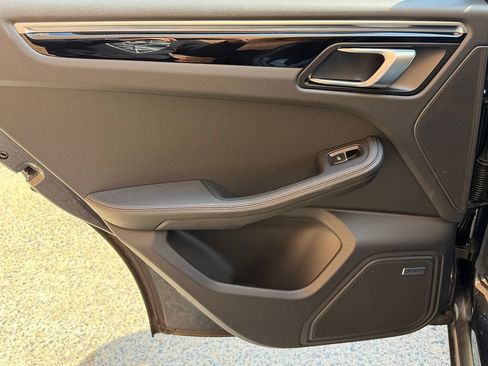 Certified 2025 Porsche Macan AWD/4WD image 19