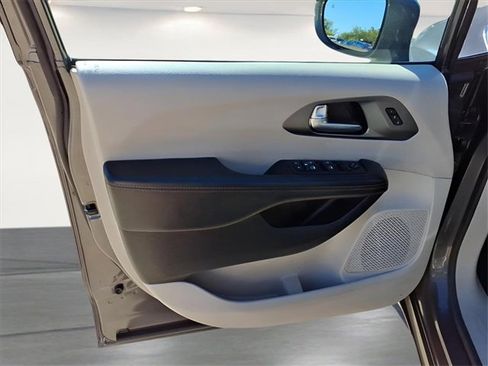 Used 2020 Chrysler Pacifica Touring-L Plus image 15