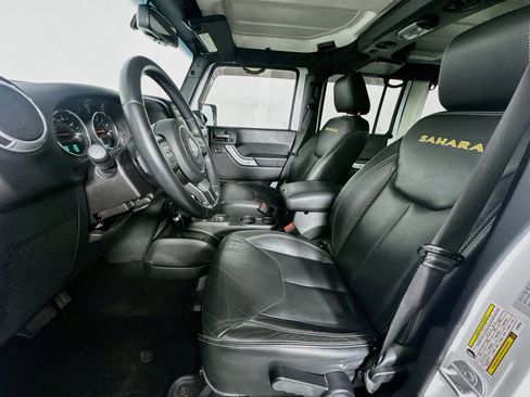 Used 2015 Jeep Wrangler Unlimited Sahara w/ Connectivity Group AWD/4WD image 13