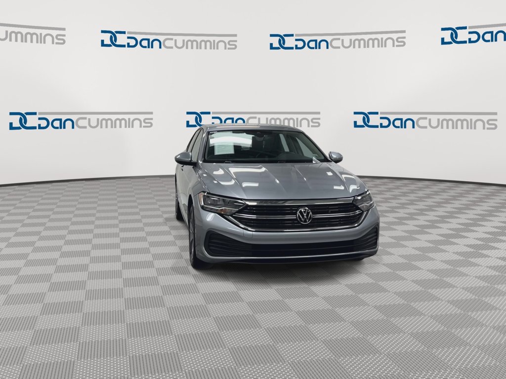 Used 2024 Volkswagen Jetta SE FWD image 3