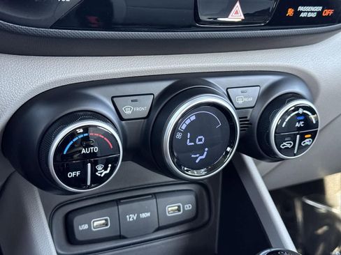 Used 2022 Hyundai Venue SEL image 34