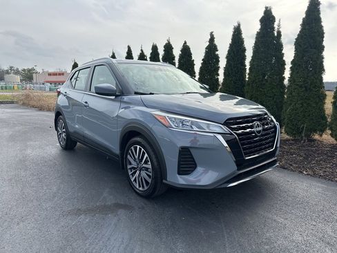 Used 2023 Nissan Kicks SV image 2