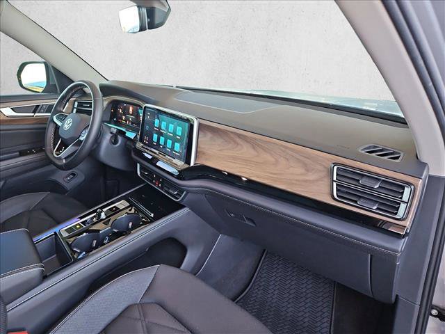 Used 2024 Volkswagen Atlas SE w/ Panoramic Sunroof Package FWD image 24