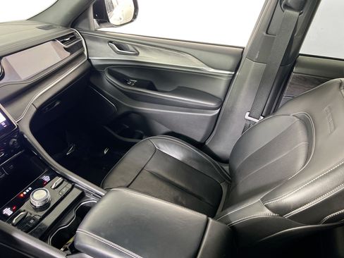 Used 2023 Jeep Grand Cherokee Overland AWD/4WD image 25
