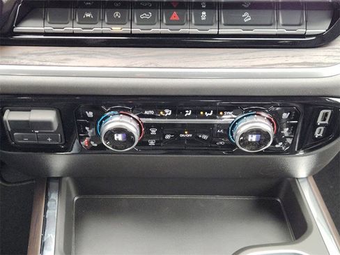 New 2025 GMC Sierra 1500 SLT image 14