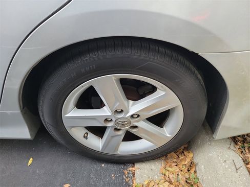 Used 2014 Toyota Camry L image 12