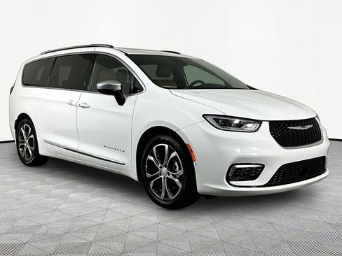 Used 2026 Chrysler Pacifica Pinnacle FWD image 3