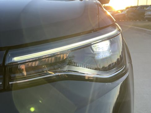 Used 2025 Volkswagen Taos SE w/ Panoramic Sunroof Package image 6